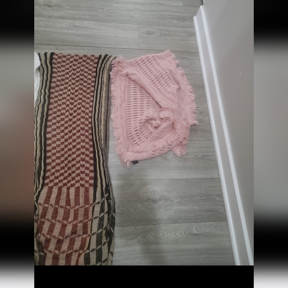 Bundle of scarves - Picture 2 of 3